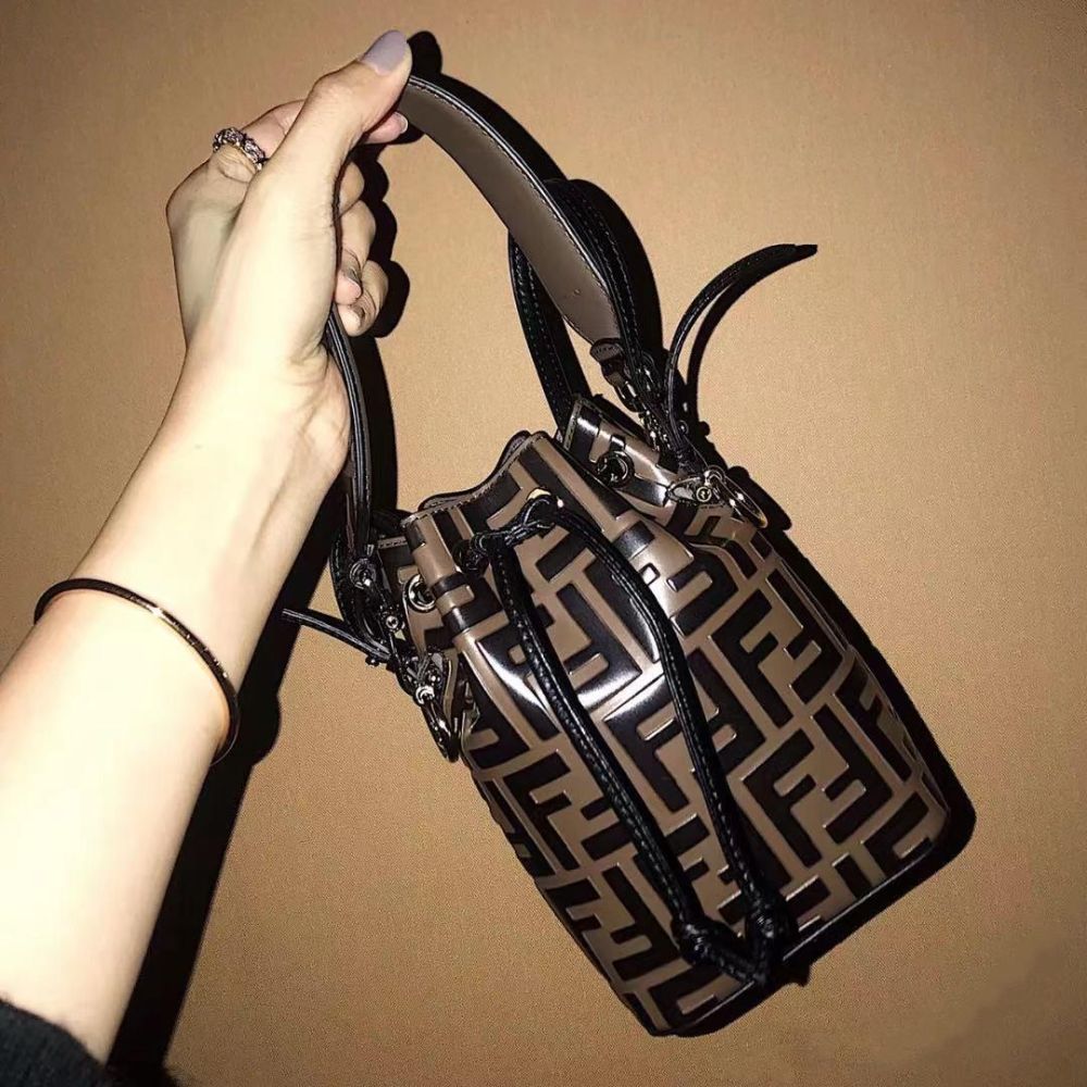 fendi/芬迪 小号ff老花棕色压花水桶包 大爆款